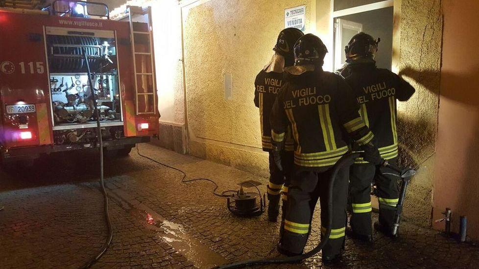 In fiamme una casa dei senzatetto