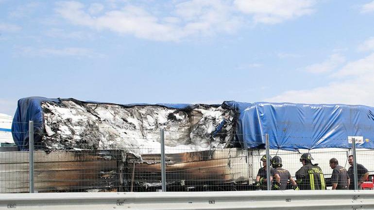 A1, a fuoco camion con carico di plastica