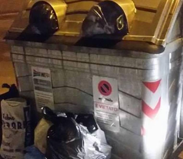 «In via Mar Tirreno siamo pieni di rifiuti»