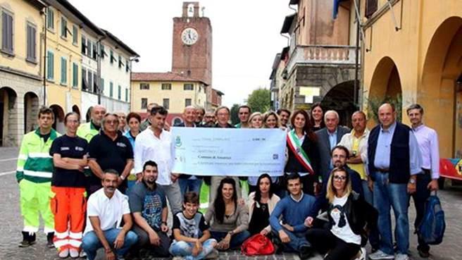 Volontari e amministratori cascinesi con l'assegno per Amatrice