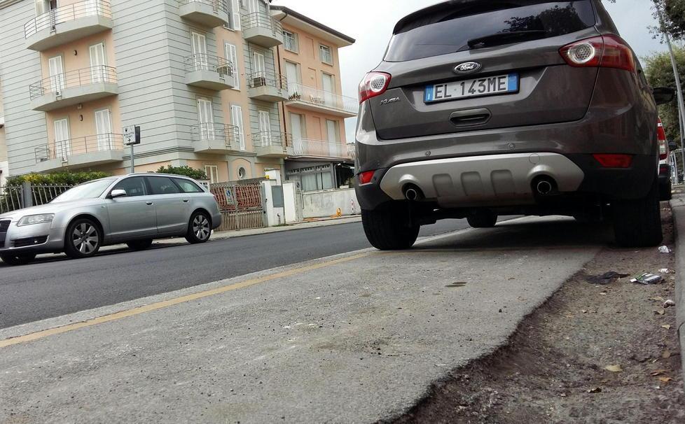 Le buche rimaste nel tratto del viale Colombo già asfaltato