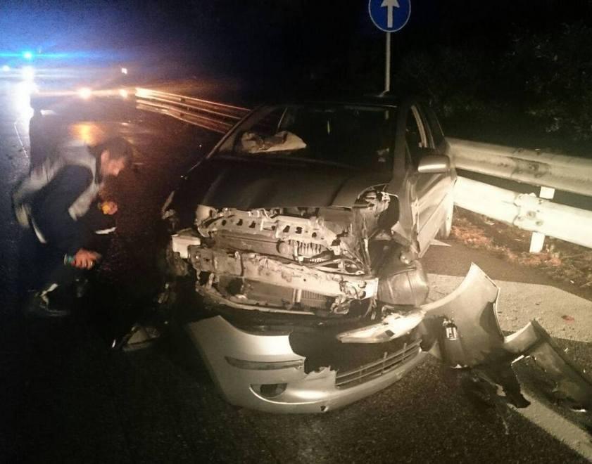 Ubriaco al volante, provoca un incidente: «Non guidavo io». Denunciato 