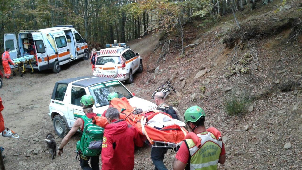 Un momento dei soccorsi all'uomo caduto nei boschi di Porticciola di Tito