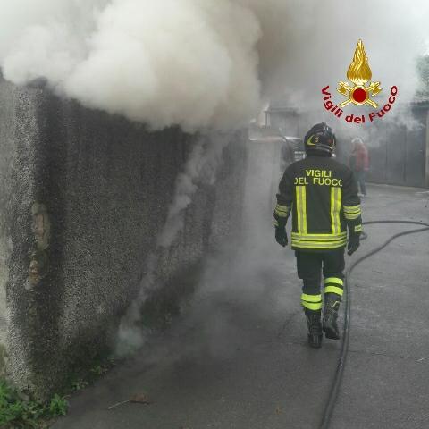 L'incendio del deposito di legno in via Braga