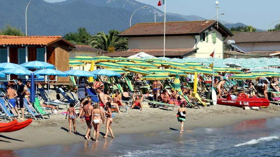 A Massa aumentano i turisti, ma si fermano meno giorni