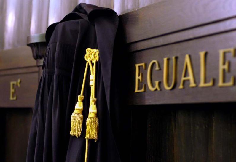 Firma falsa del cliente, avvocatesse a giudizio 
