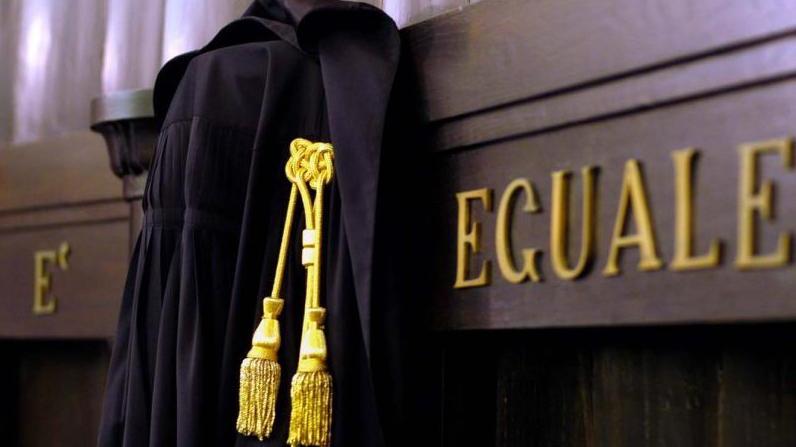 Firma falsa del cliente, avvocatesse a giudizio