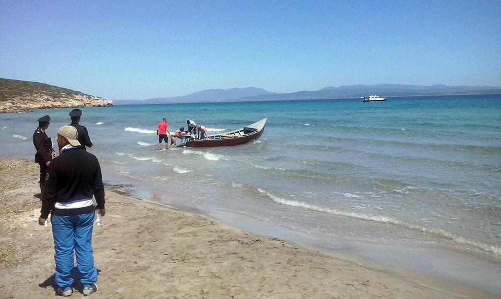 Uno sbarco di migranti nella costa meridionale della Sardegna (archivio)