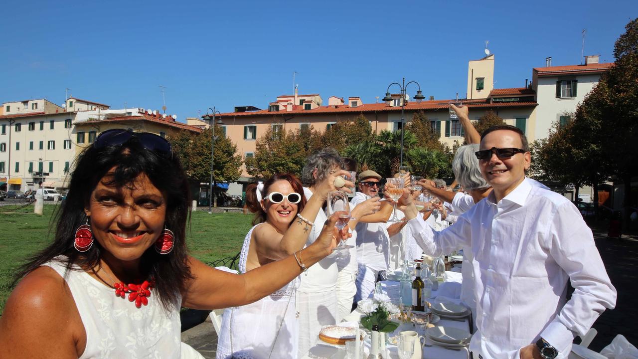 Un momento del "pranzo in bianco" (Pentafoto)