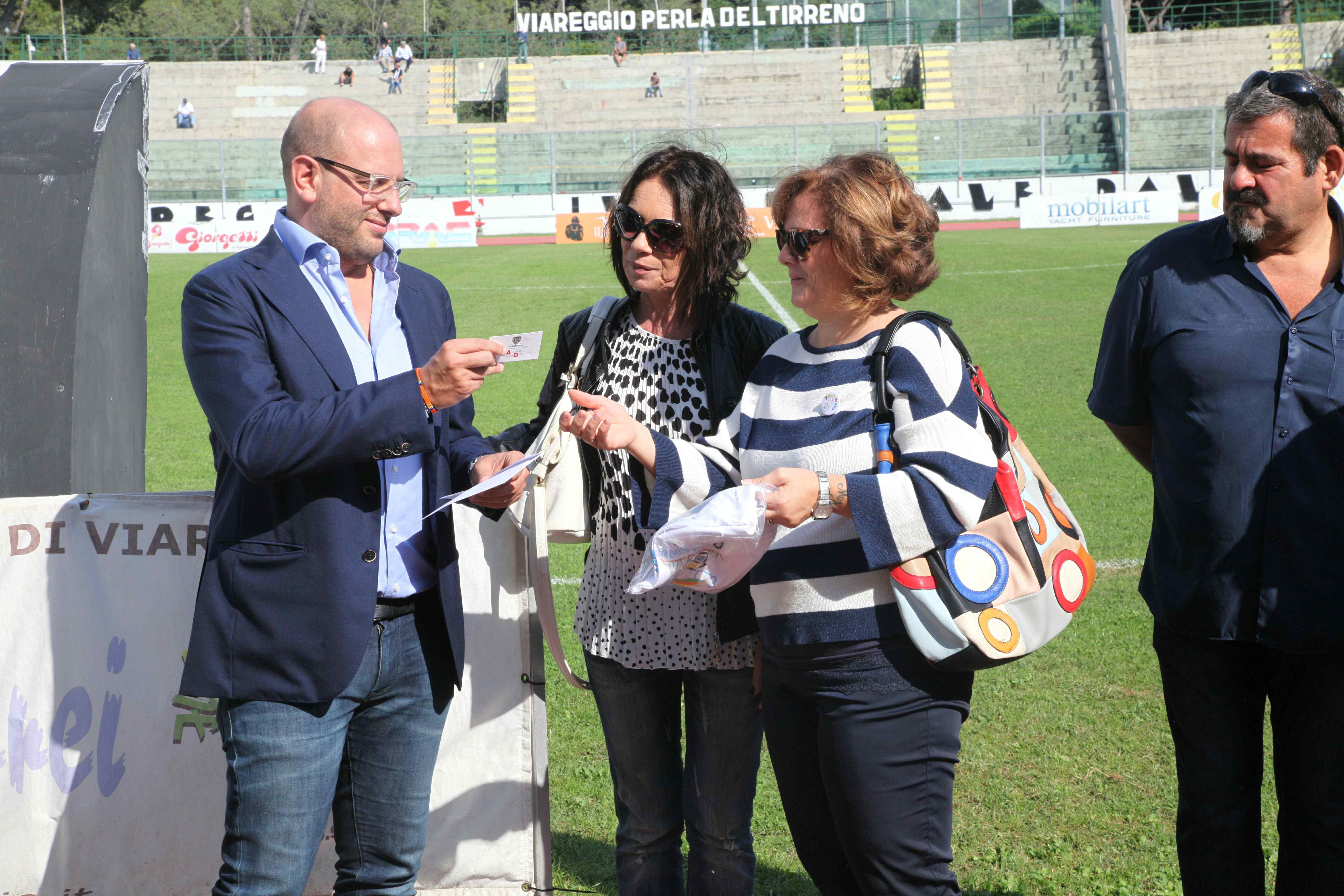 La consegna dell'abbonamento numero 32 ai familiari delle vittime della strage di Viareggio