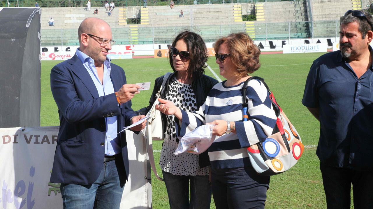 La consegna dell'abbonamento numero 32 ai familiari delle vittime della strage di Viareggio