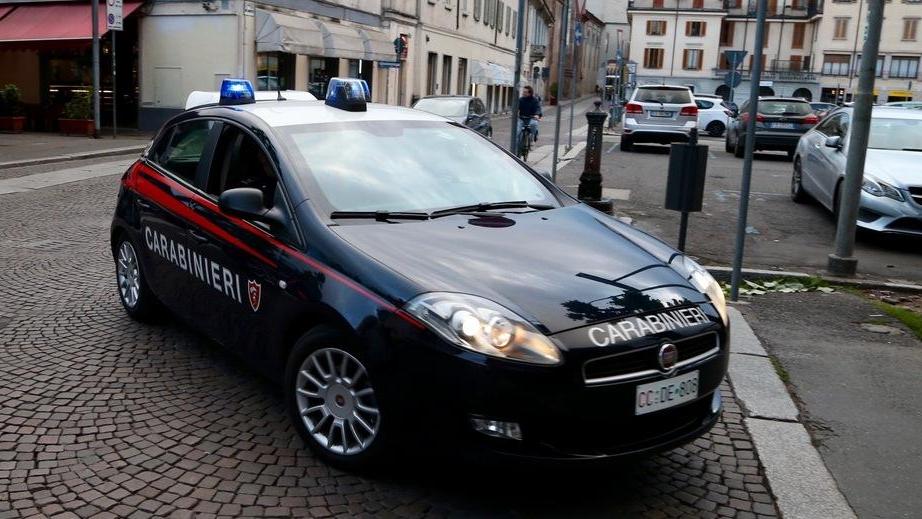 A 17 anni spaccia droga nel parcheggio