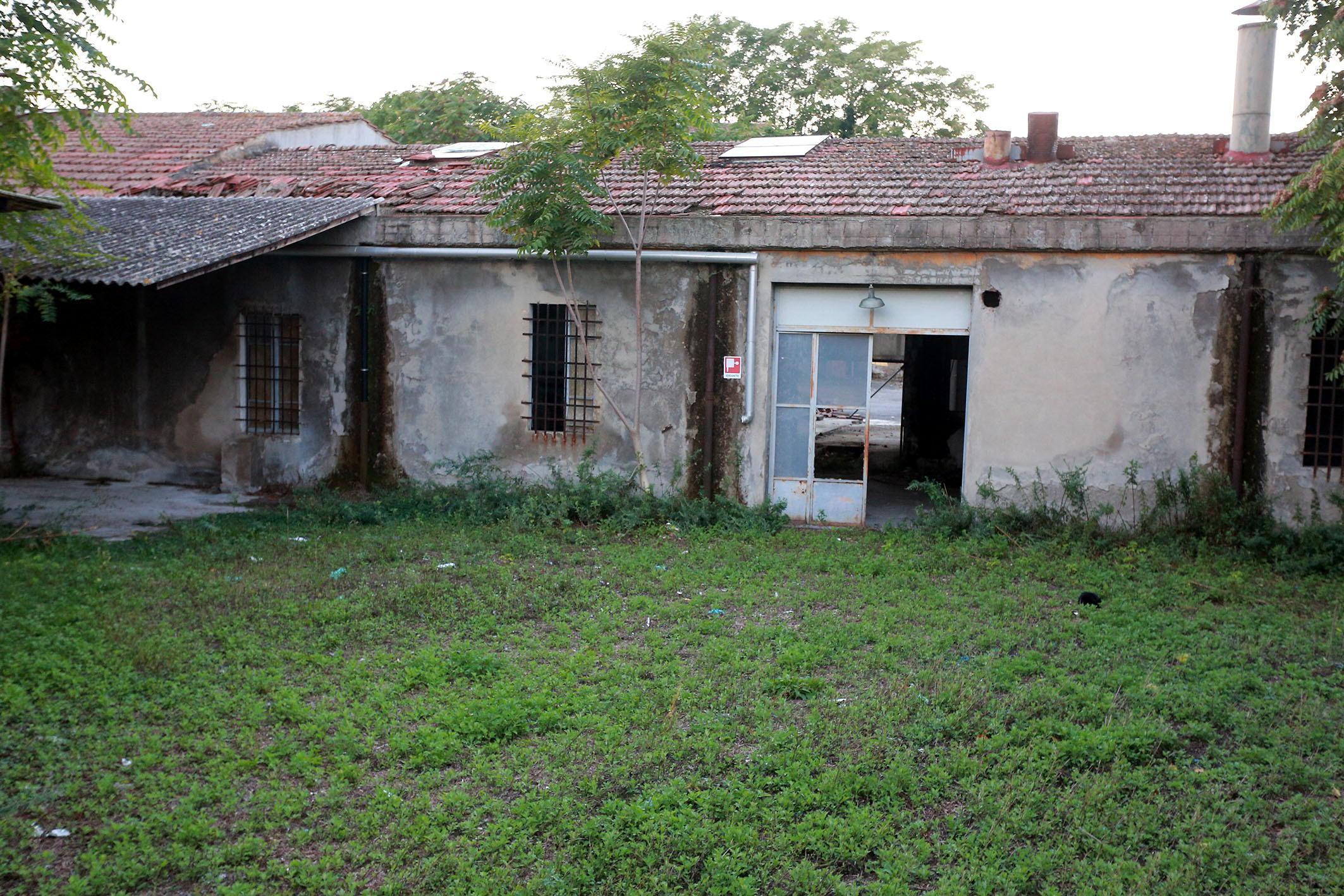 Una porta di accesso alla vecchia fabbrica (Foto Agenzia Carlo Sestini)