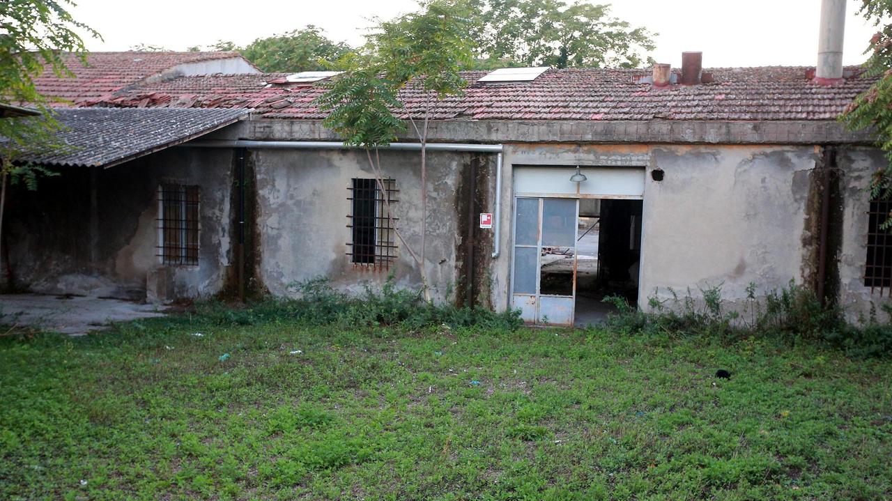 Una porta di accesso alla vecchia fabbrica (Foto Agenzia Carlo Sestini)