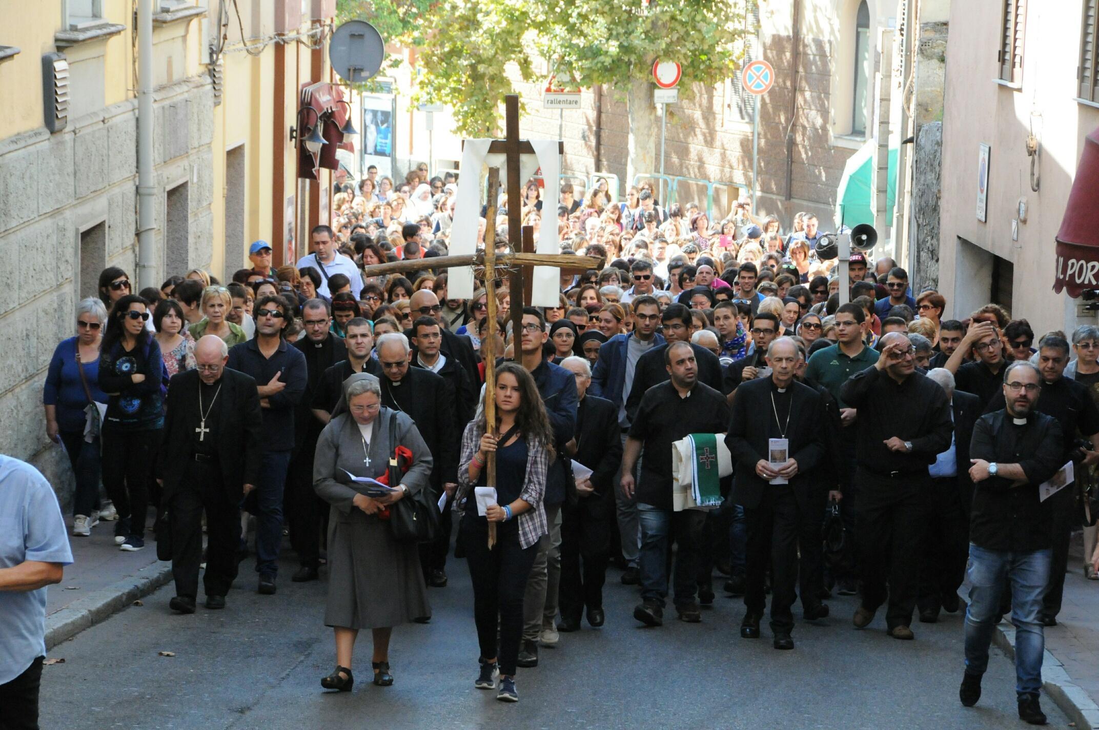 Il pellegrinaggio dei catechisti sardi nelle vie di Nuoro (foto di Massimo Locci)