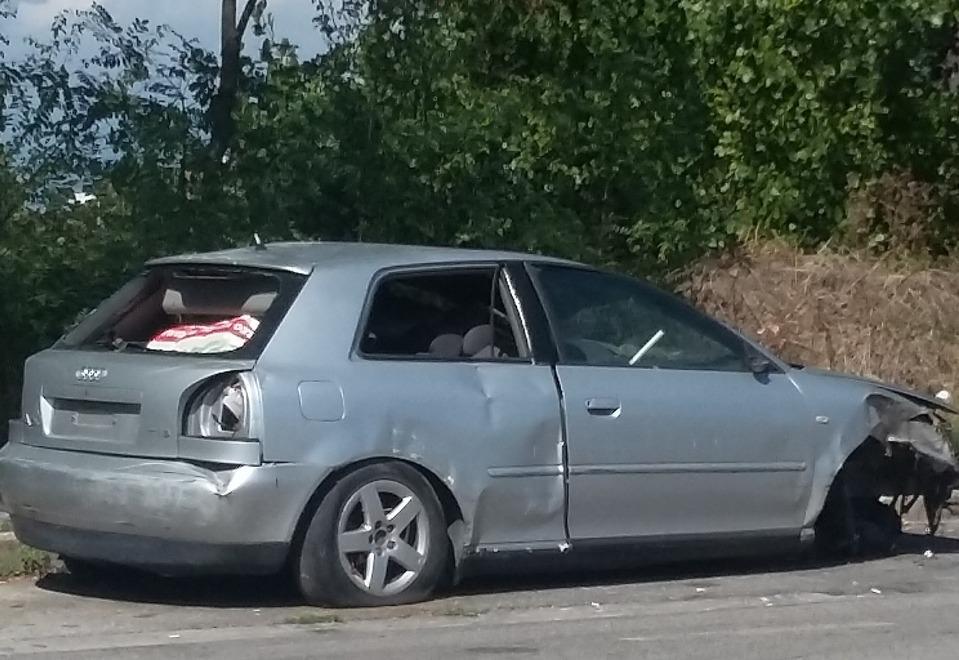 Cimitero d’auto in giro per la città - Foto
