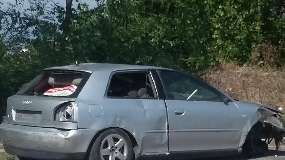 Cimitero d’auto in giro per la città - Foto
