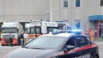 Camionista muore schiacciato da un tir