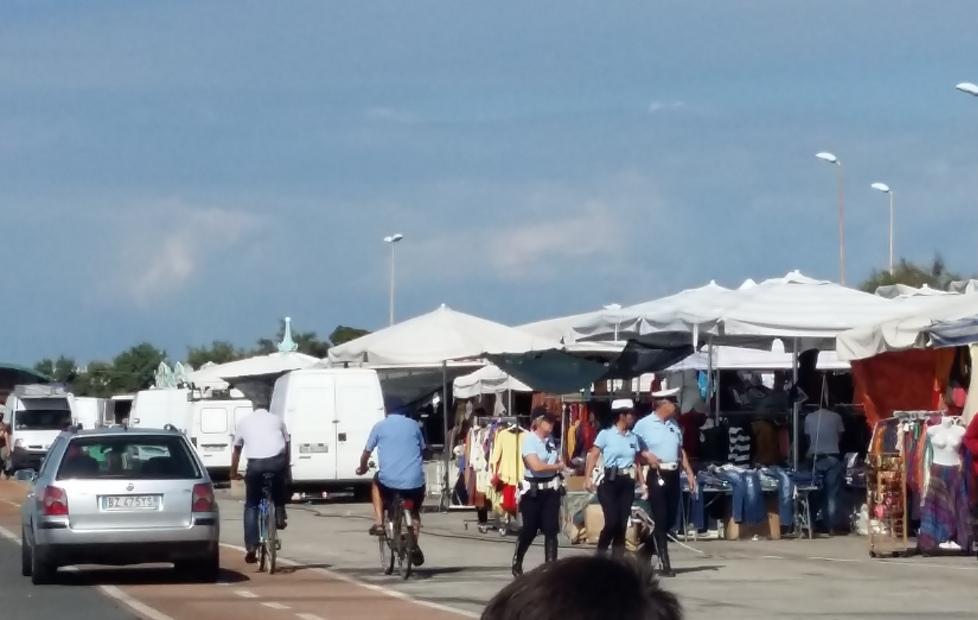 Arrivano tre vigili a piedi e passano a dritto senza multare l'auto né chiederne la rimozione