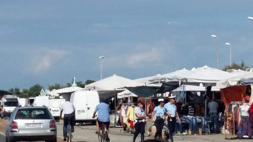 Arrivano tre vigili a piedi e passano a dritto senza multare l'auto né chiederne la rimozione