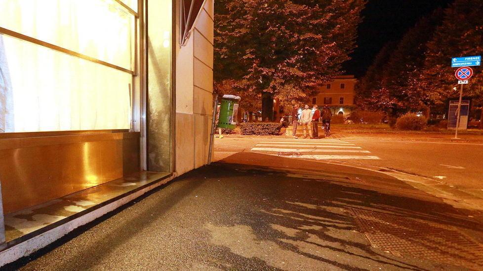Far-West alla stazione, preso a bottigliate: è grave 