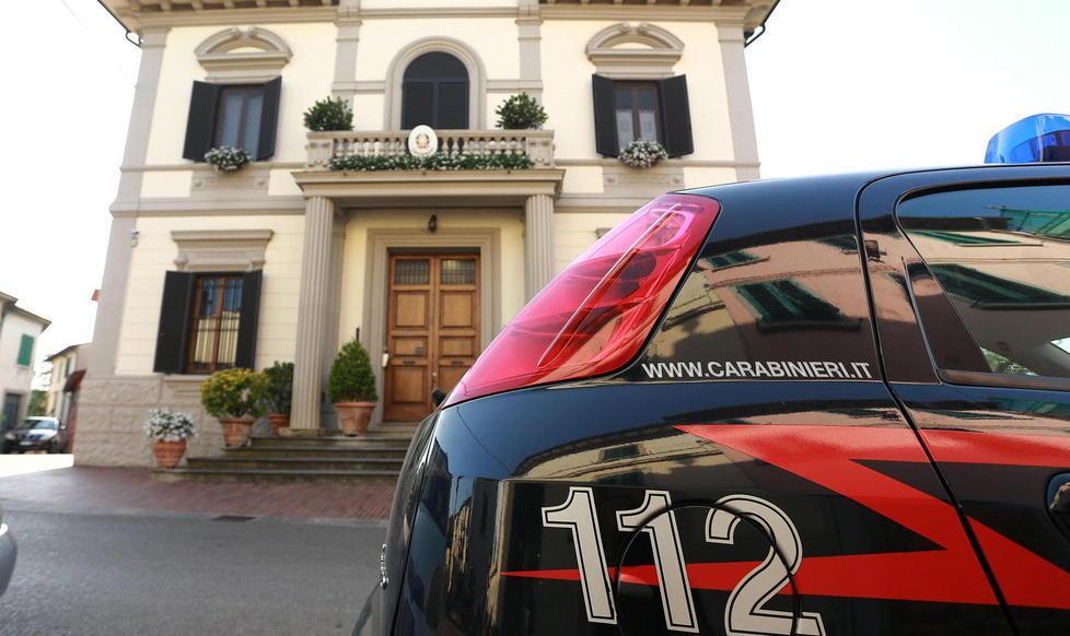 Vende droga davanti al campo sportivo: arrestato