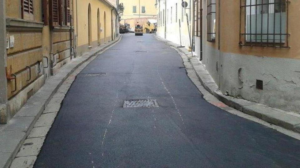 Cantiere per riasfaltare via San Ranierino