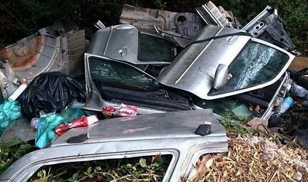 Auto fatte a pezzi e abbandonate sul fiume