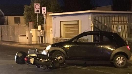 Auto contro scooter, un ferito