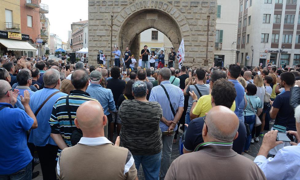 Comizio di Di Battista, centro in tilt