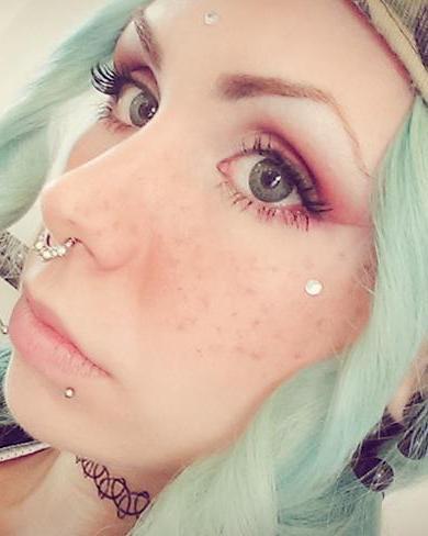 Ragazza trovata morta a casa di amici 