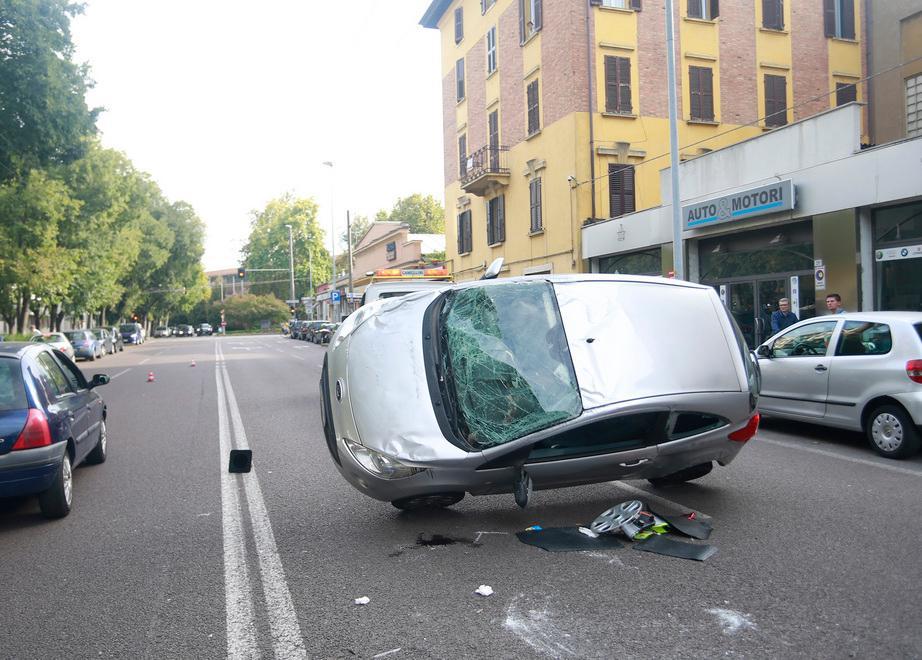 Auto si ribalta dopo lo scontro