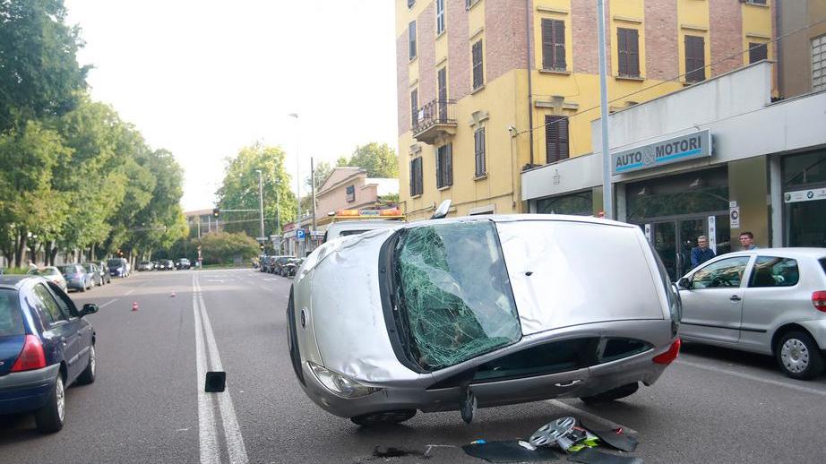 Auto si ribalta dopo lo scontro