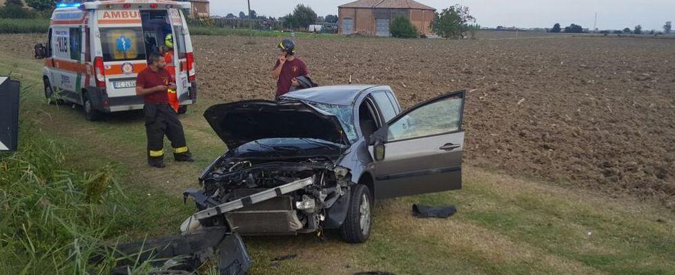 Auto esce di strada, un uomo salvo per miracolo 