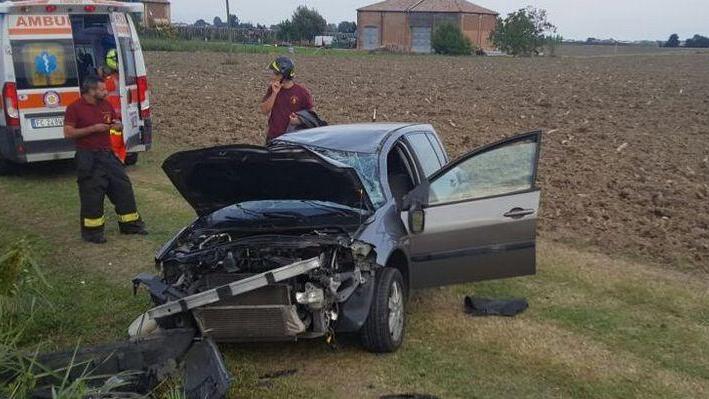 Auto esce di strada, un uomo salvo per miracolo