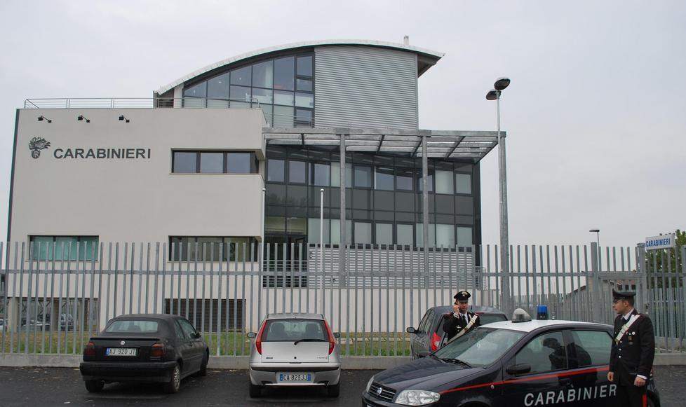 Entrano in casa e rubano un portafoglio