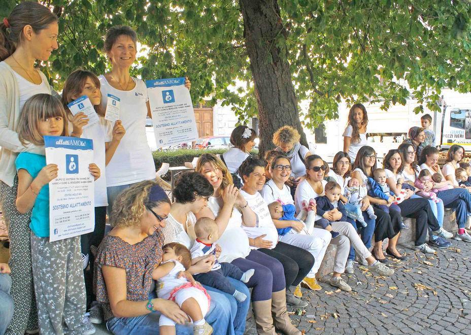 Le 50 mamme di piazza Repubblica «Noi diciamo: allattiamoli al seno»