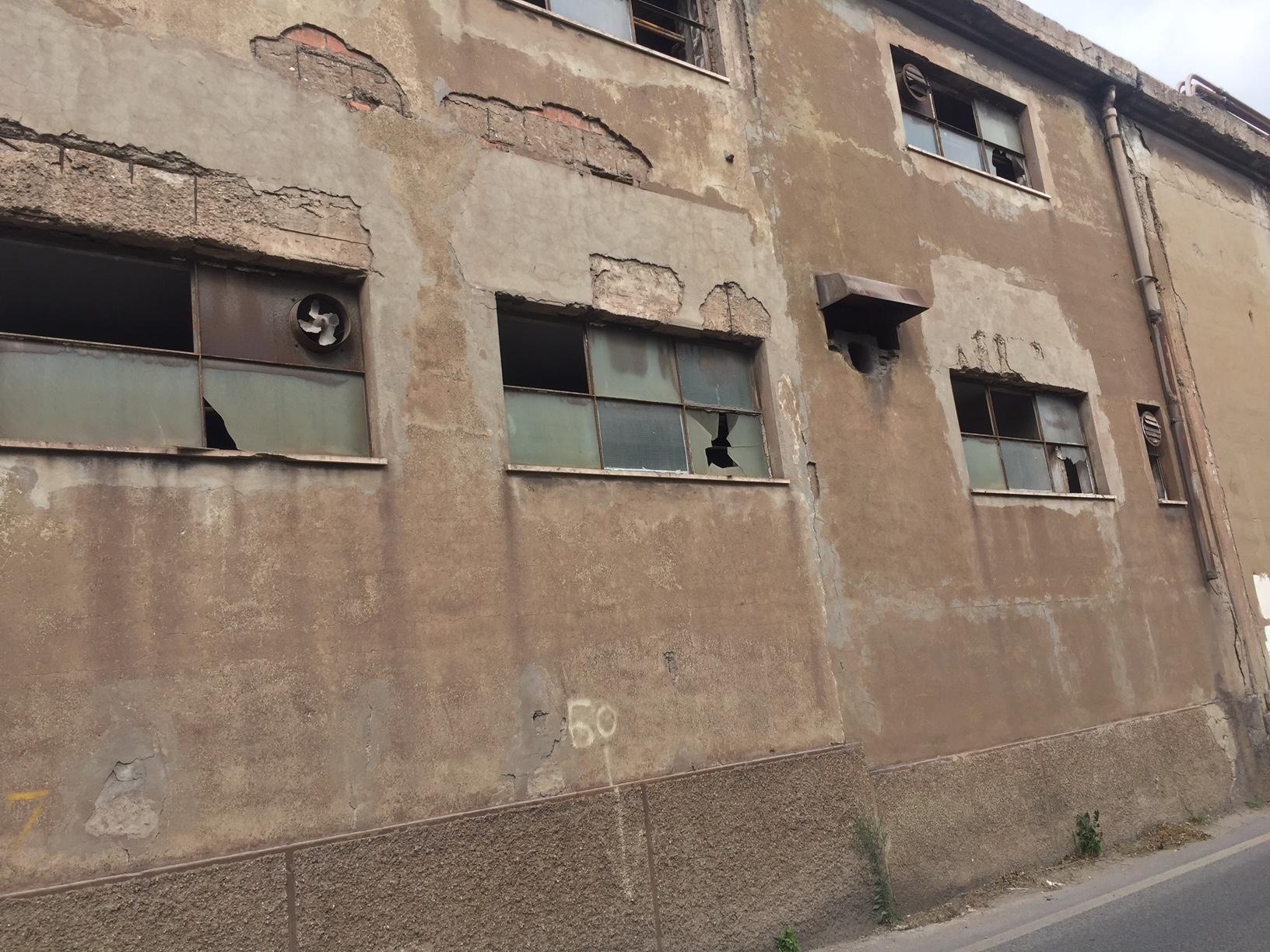 Uno degli edifici di via Portovecchio dal quale cadono vetru