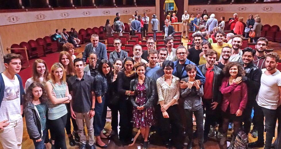 Un gruppo di registi e attori sul palco del teatro Manzoni: sono tra i protagonisti della nuova stagione di prosa (foto Gori)