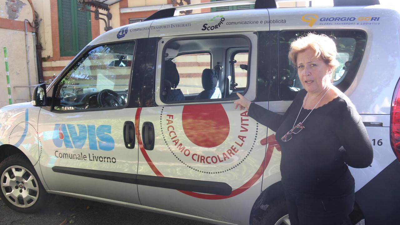 furto su auto dell'Avis