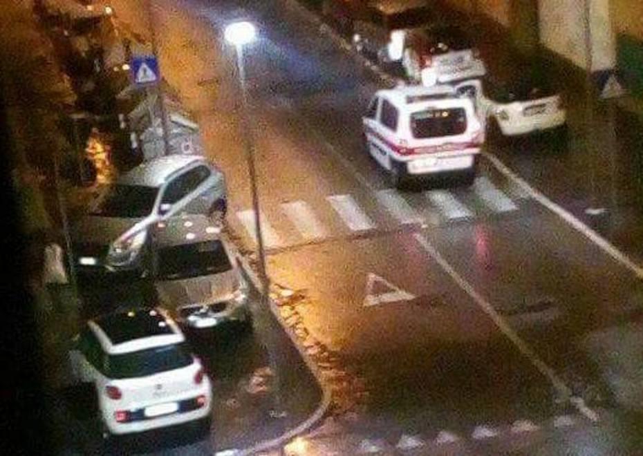 Mamma "prigioniera" tra le auto sul marciapiede 