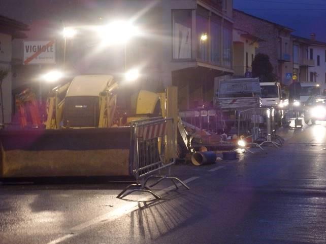 I lavori sul tubo rotto all'alba di lunedì 3 (foto di Daniele Manetti)