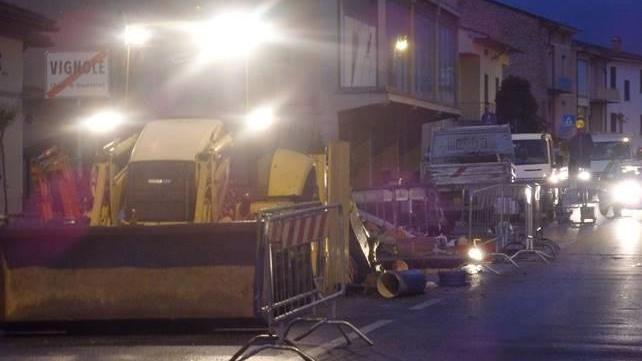 I lavori sul tubo rotto all'alba di lunedì 3 (foto di Daniele Manetti)
