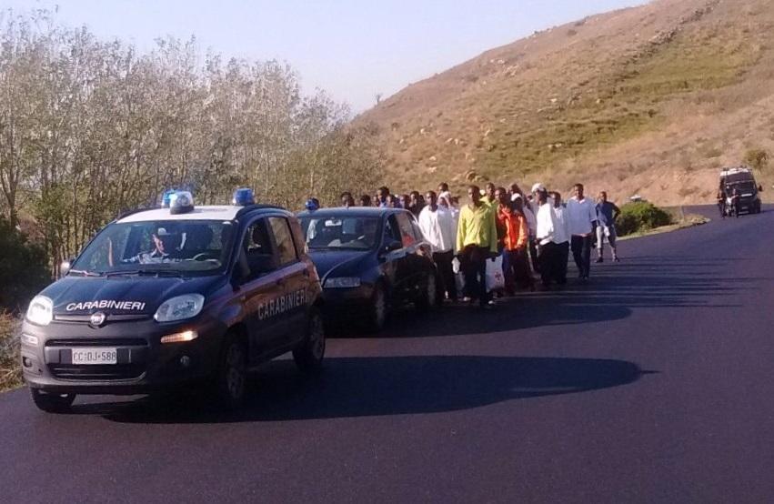 La manifestazione dei migranti a Villanovaforru