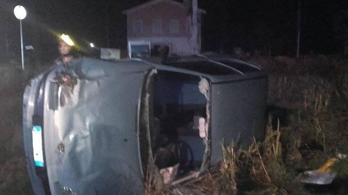Donna vola fuori strada a Camposanto, ferita