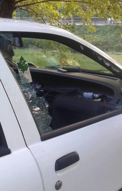 Danneggiano e rubano sulle auto a Castelvetro