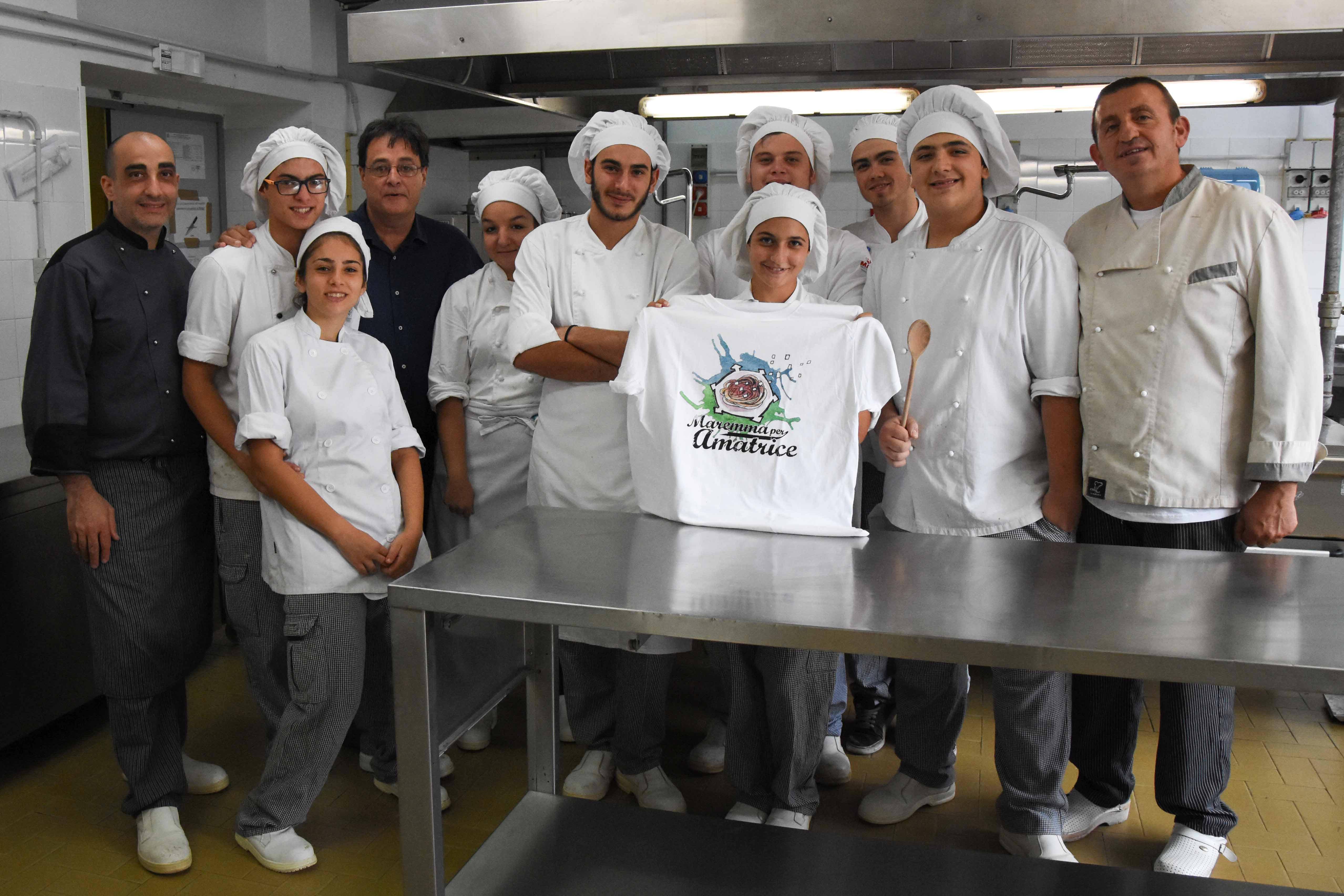Gli studenti-cuochi mostrano sorridenti la maglietta "Maremma per Amatrice" realizzata da Conad (foto Agenzia Bf)