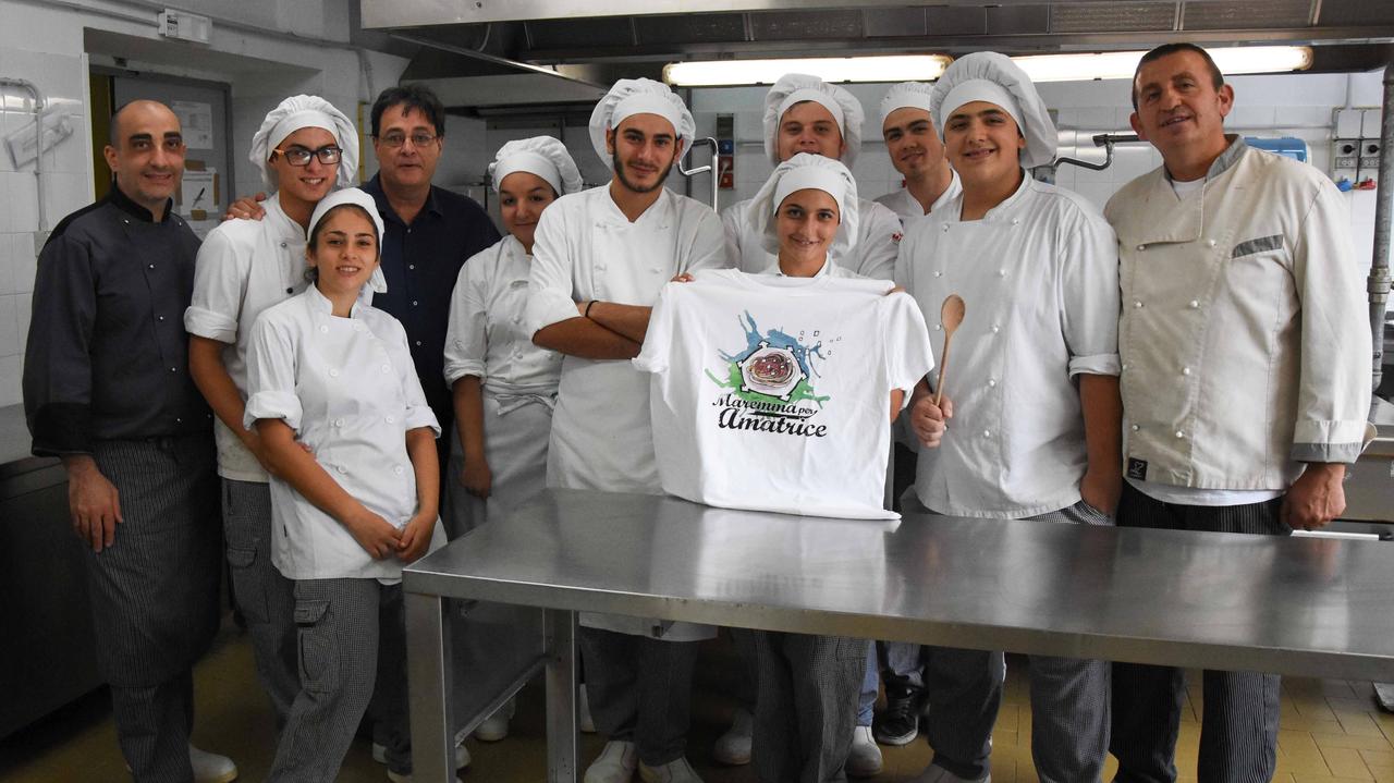 Gli studenti-cuochi mostrano sorridenti la maglietta "Maremma per Amatrice" realizzata da Conad (foto Agenzia Bf)
