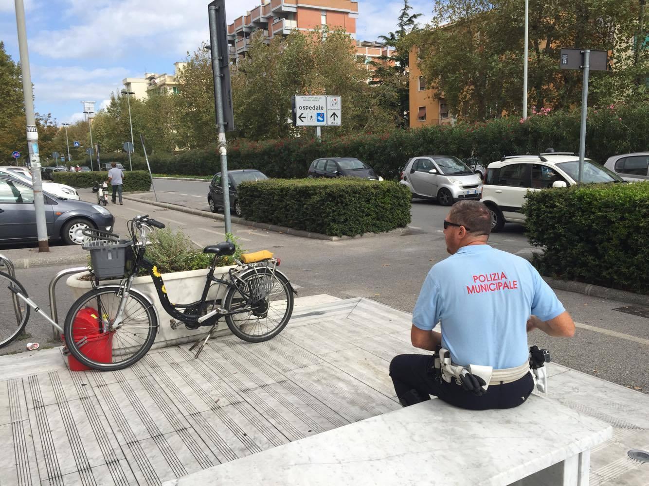 La bici coinvolta nell'incidente e un agente della municipale mentre fa i rilievi