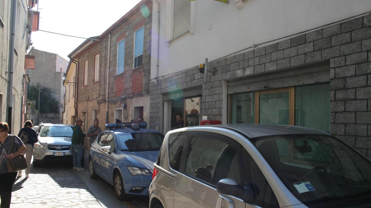 Gli investigatori davanti all'ufficio postale